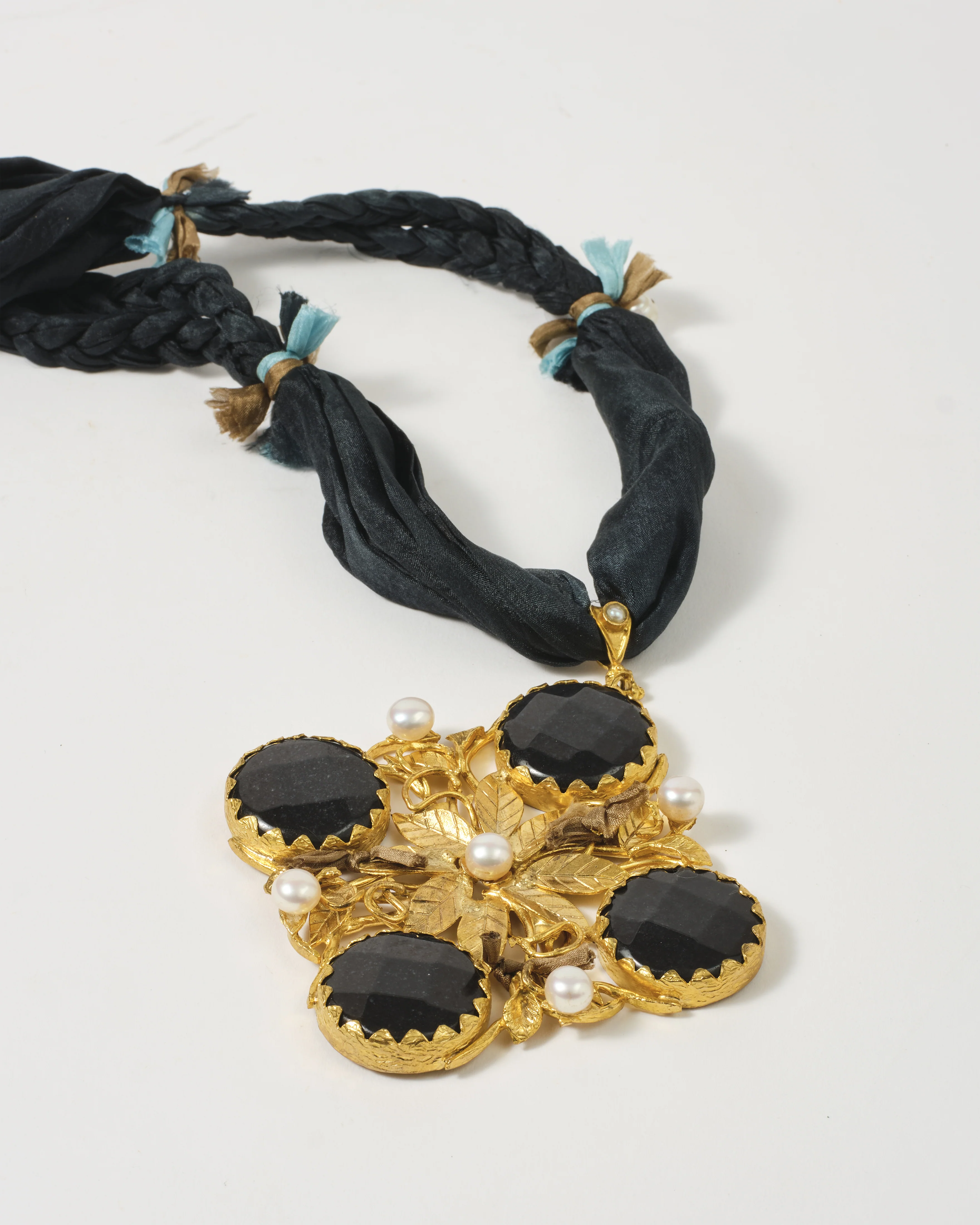 Pendant Necklace Floral Black - Image 3