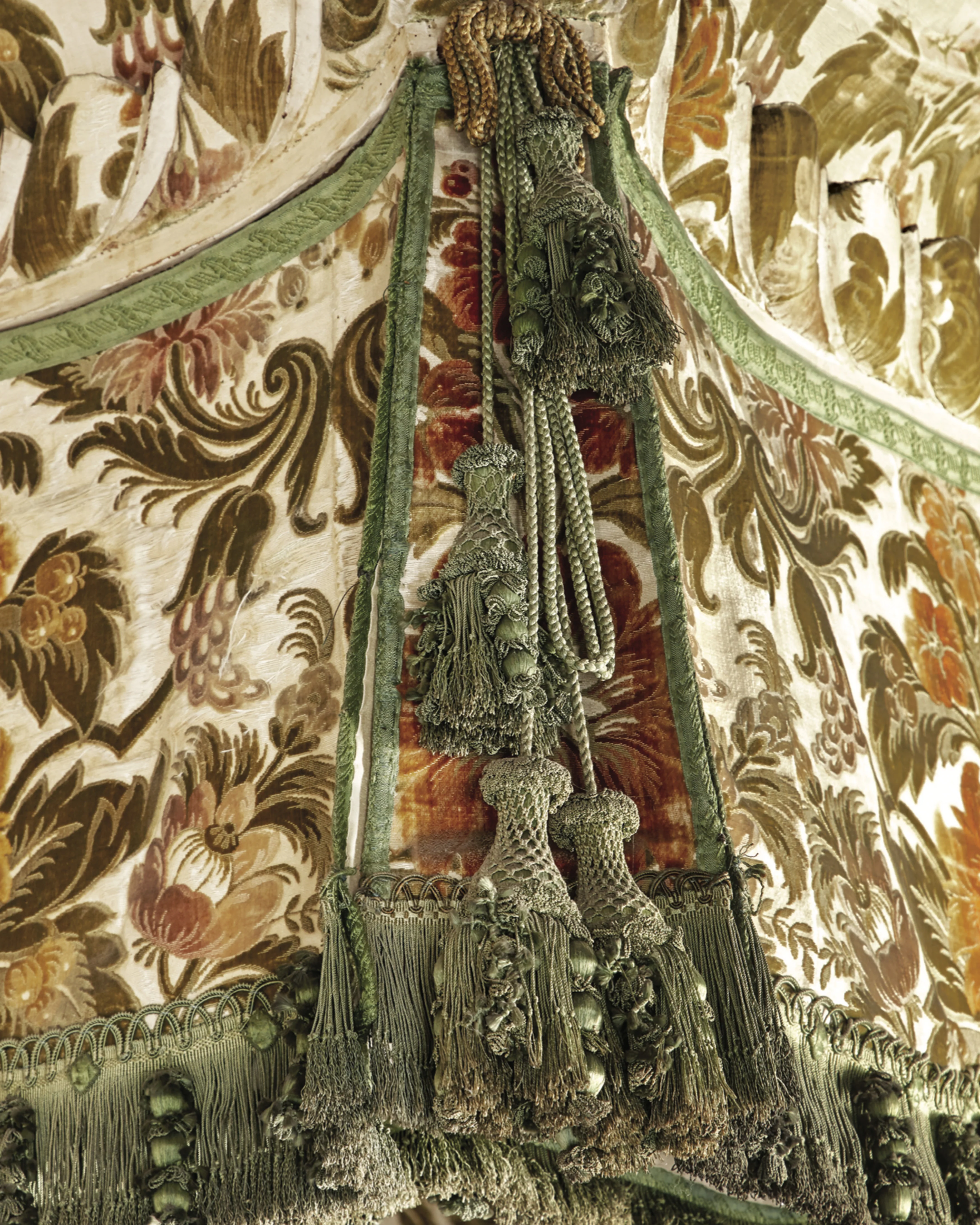 Fringe, Frog and Tassel: The Art of the Trimmings-Maker in Interior Decoration Annabel Westman - Image 4
