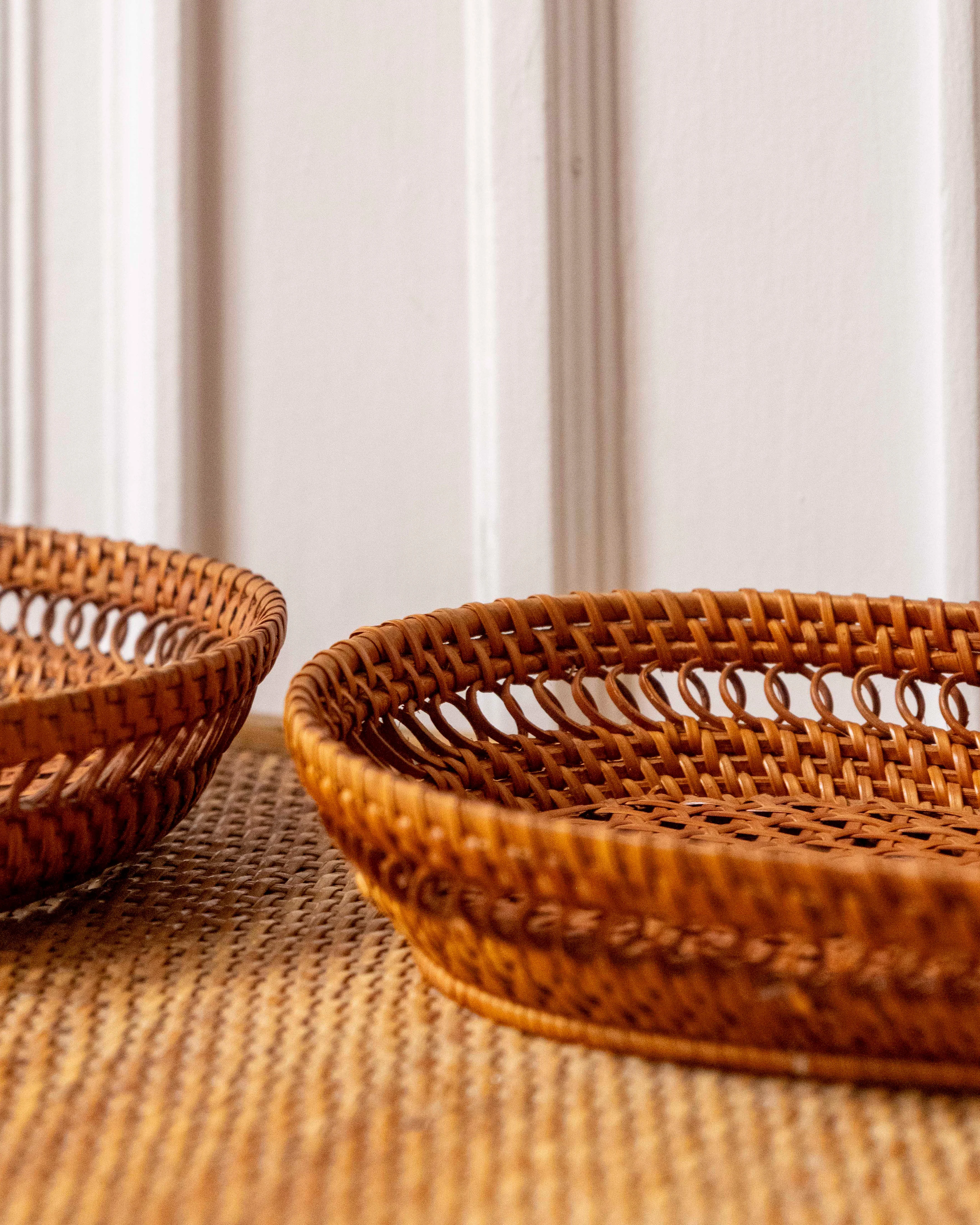 Small Oval Wicker Trays (Set of 2) - Image 2