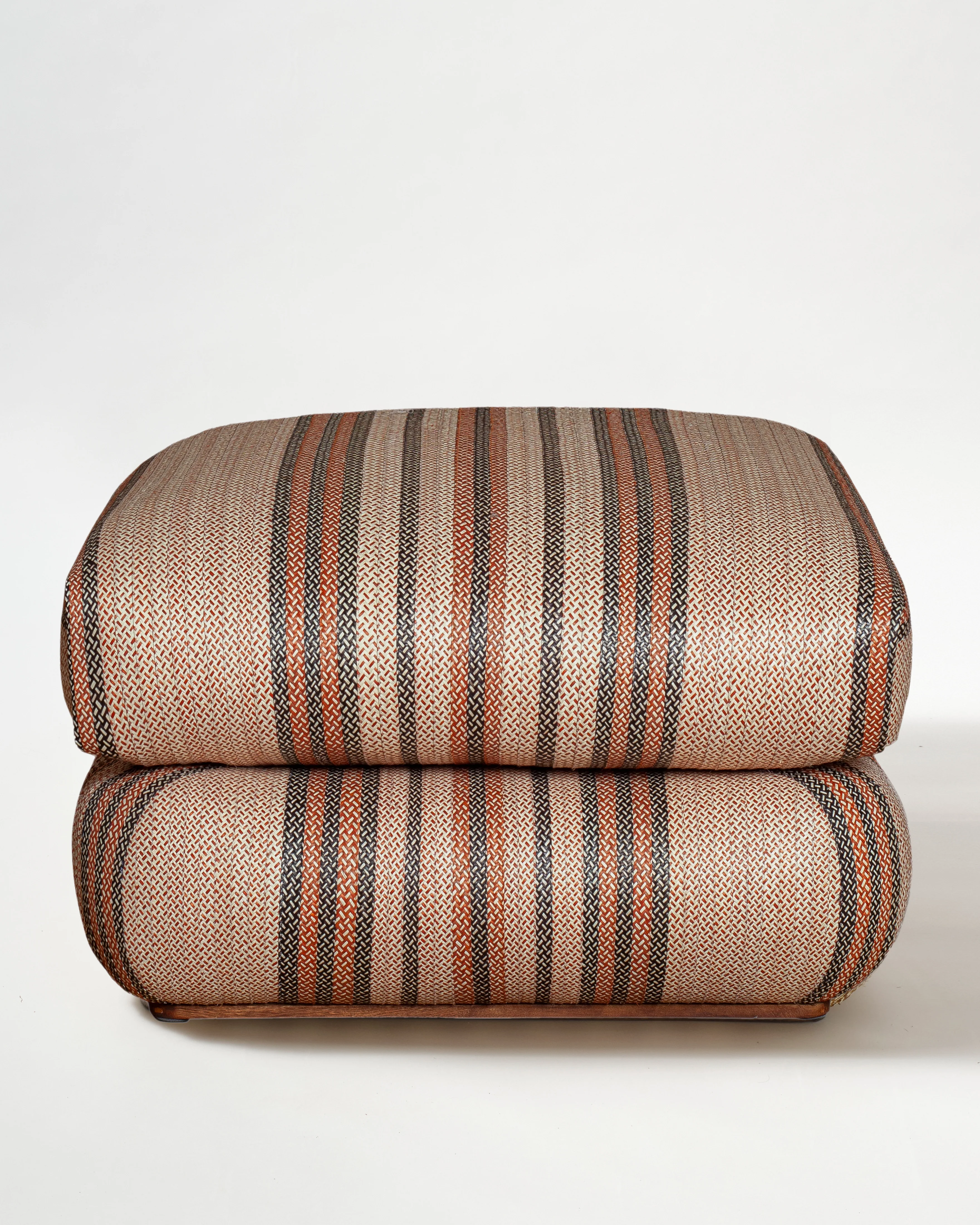 Magnetic Midnight CaƱaflecha Pouf, Natural Black - Image 3