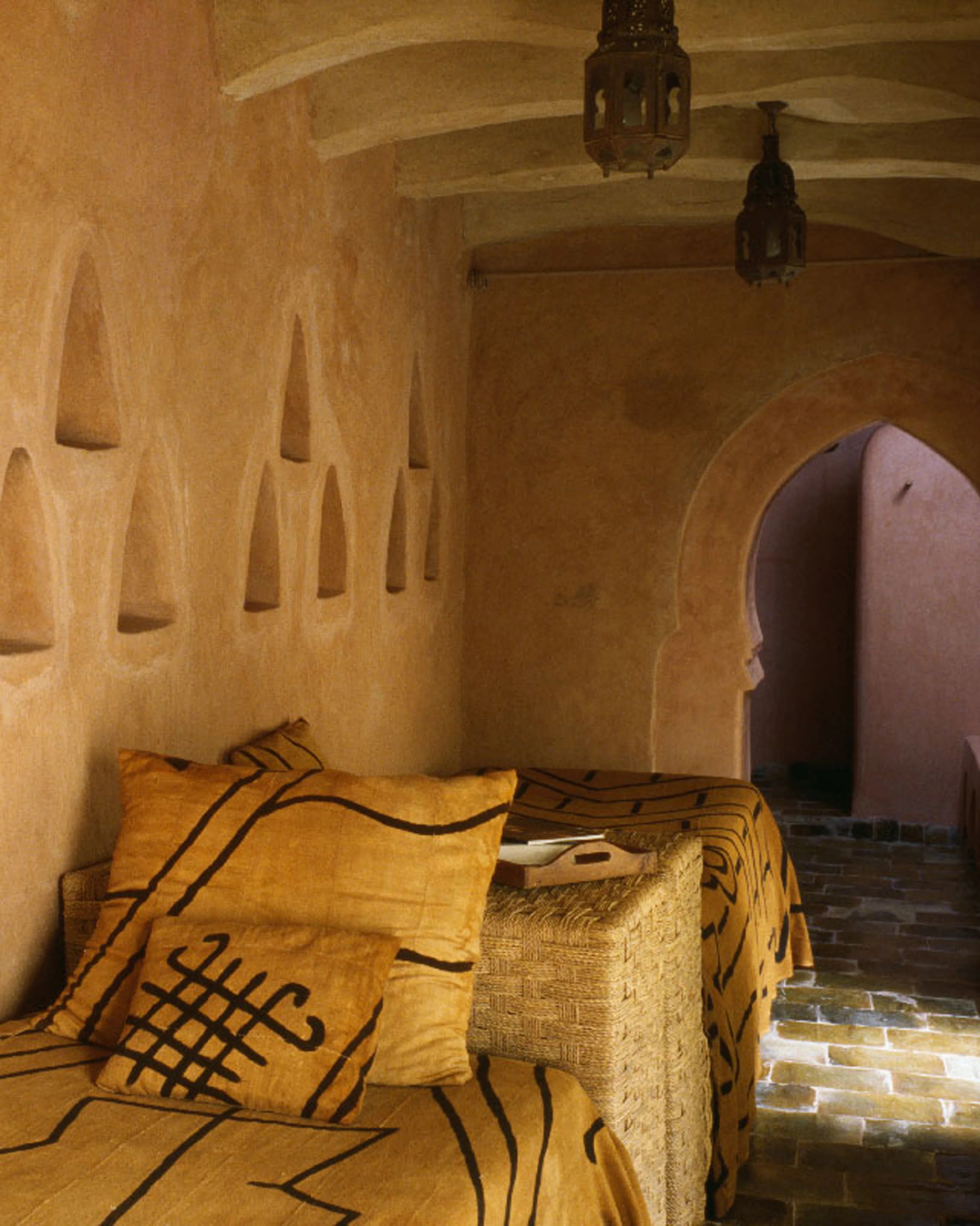 Under the Sun: Around the World in 21 Houses by Roland Beaufre - Image 4