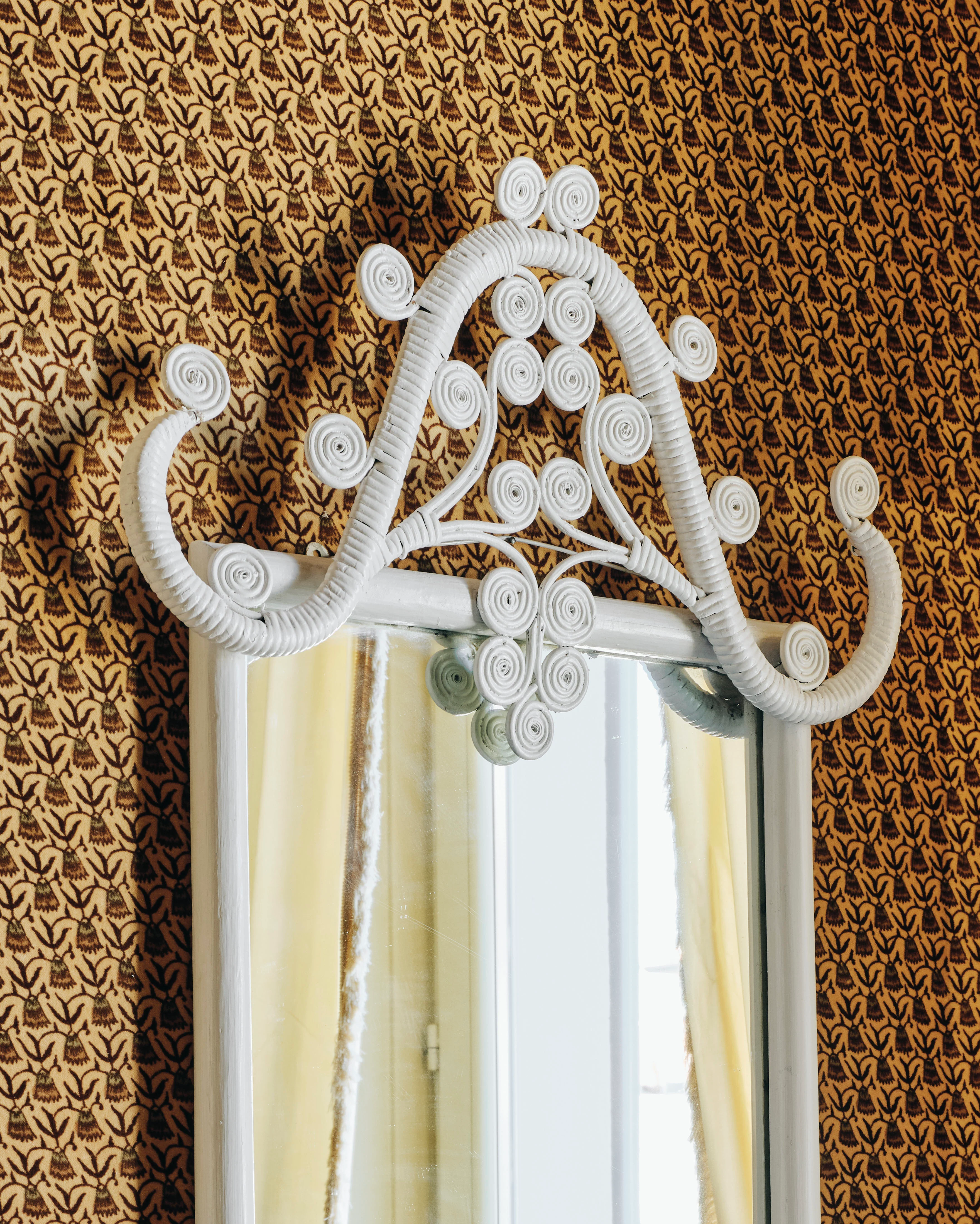 White Peacock-Back Settee & Mirror Set - Image 4