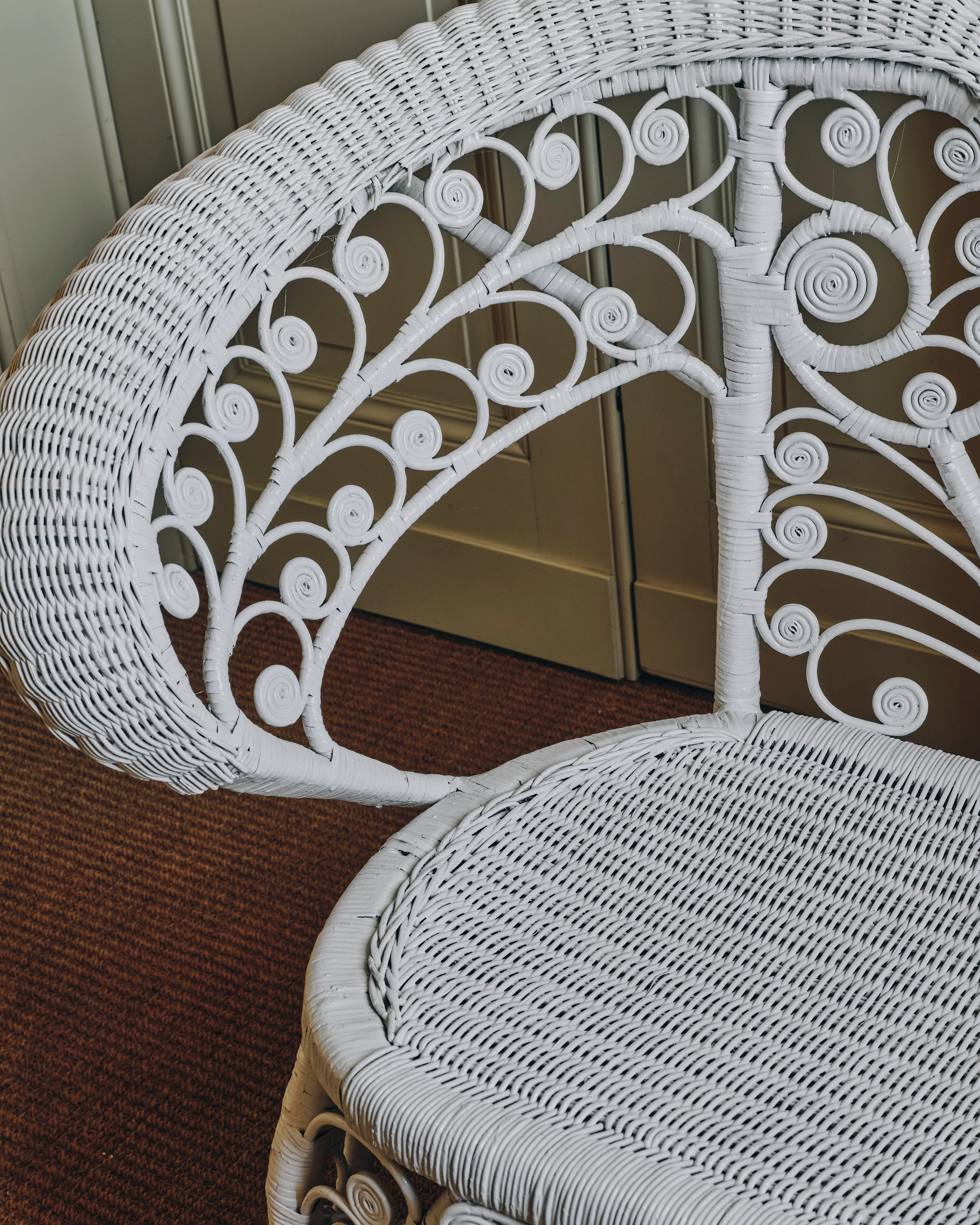 White Peacock-Back Settee & Mirror Set - Image 5